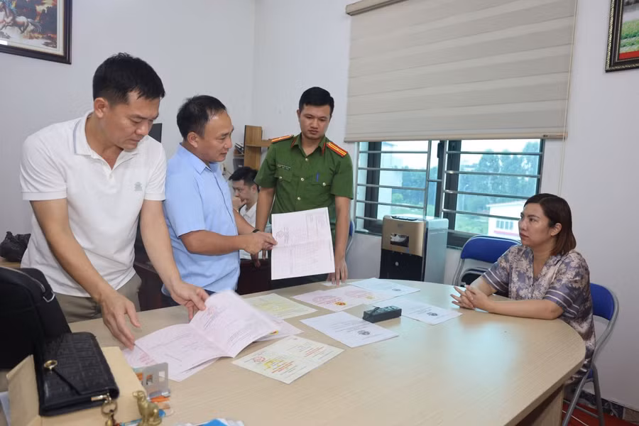 Ban chuyên án khám xét tại trụ sở công ty.