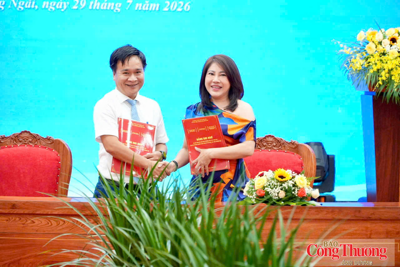 Dịp này, các doanh nghiệp, hợp tác xã và các đơn vị, tổ chức của tỉnh Quảng Ngãi đã ký kết các biên bản ghi nhớ hợp tác với doanh nghiệp xuất khẩu, doanh nghiệp phân phối và các tổ chức xúc tiến thương mại