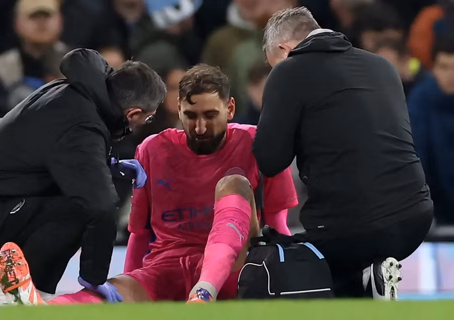 Thủ môn Gianluigi Donnarumma được điều trị y tế trong trận đấu của Man City với Leeds tại Ngoại hạng Anh mùa 2025-2026. Ảnh: EPA. anh.jpg