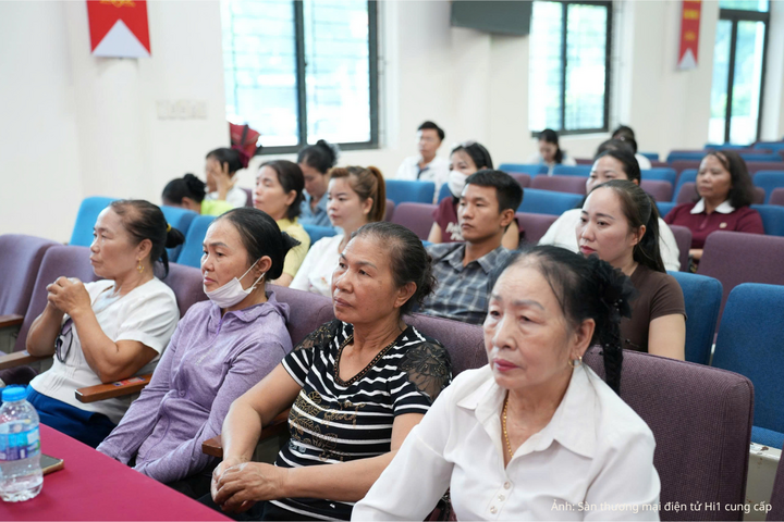 Hội viên Hội Nông dân xã Đại Xuyên (thành phố Hà Nội) được hướng dẫn kỹ năng giới thiệu sản phẩm trực quan, tạo tương tác với khách hàng và nâng cao hiệu quả quảng bá, tiêu thụ sản phẩm.