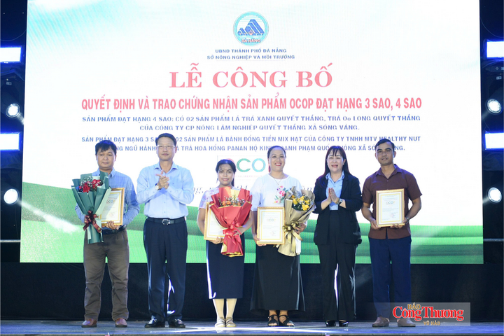 Công bố và trao chứng nhận sản phẩm OCOP đạt hạng 3 sao và 4 sao cho 4 sản phẩm.