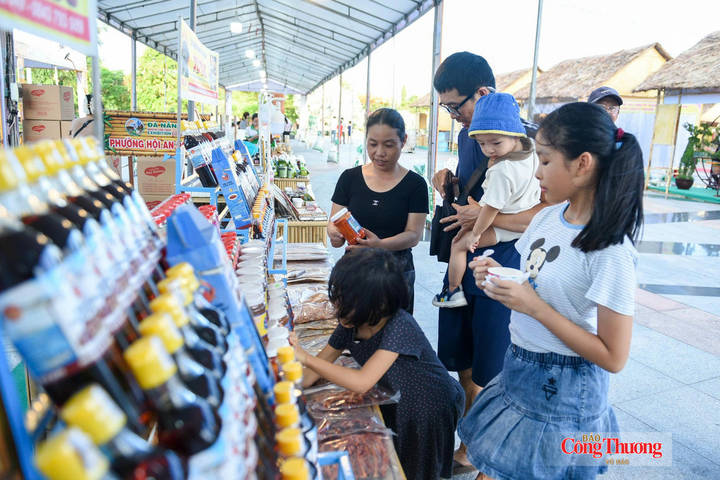 Người dân, du khách tham quan, mua sắm tại không gian quảng bá sản phẩm.
