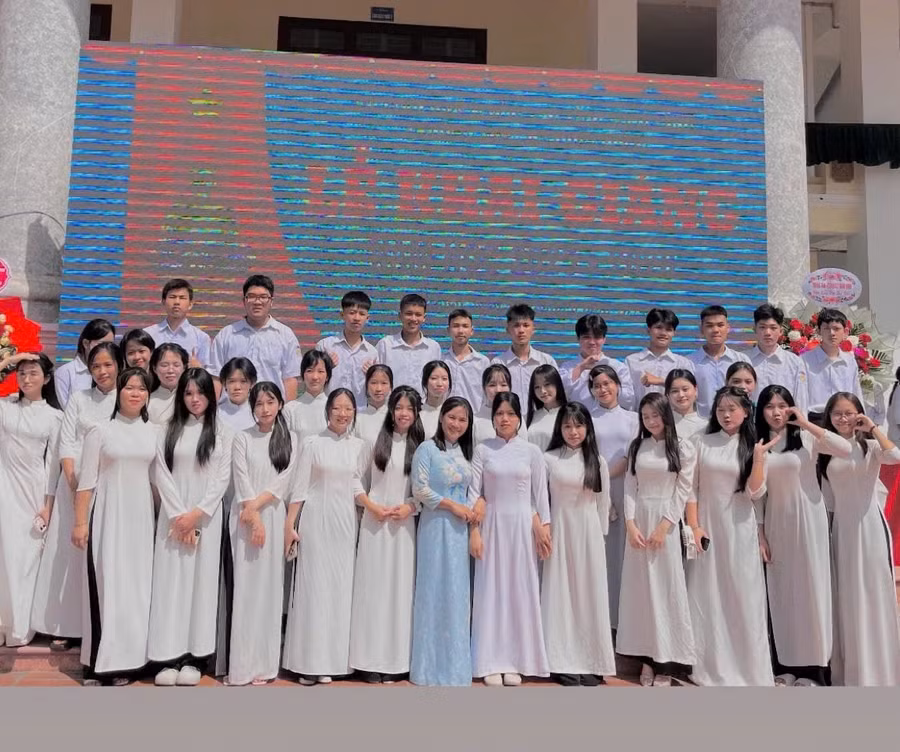 Trần Hoàng Minh cùng cô giáo chủ nhiệm và các bạn lớp 12 (Ảnh tư liệu). thu-khoa-2.jpg