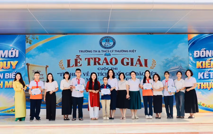 Trường TH & THCS Lý Thường Kiệt trao giải Cuộc thi tìm hiểu Văn Miếu. Ảnh NT.