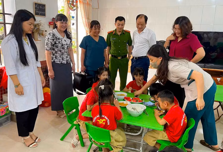 Đoàn kiểm tra liên ngành xã Hưng Phú kiểm tra, giám sát tại các trường mầm non. Ảnh tư liệu