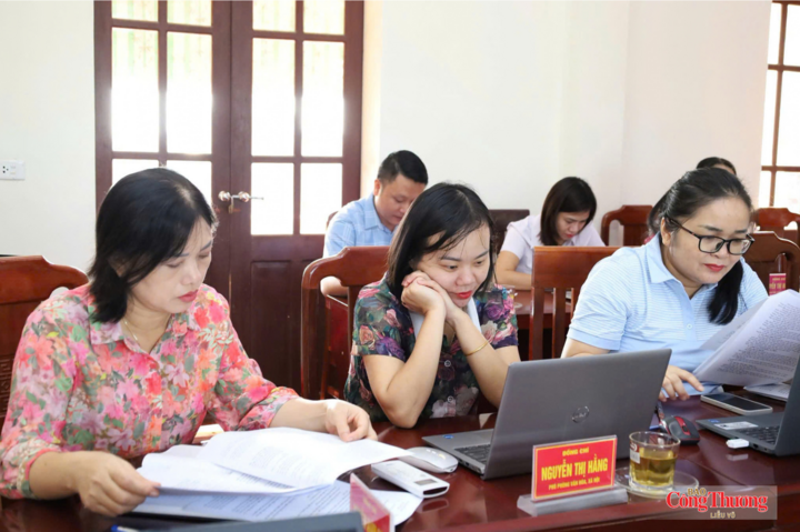 Cán bộ, công chức cấp xã phấn khởi khi được tăng phụ cấp công vụ.