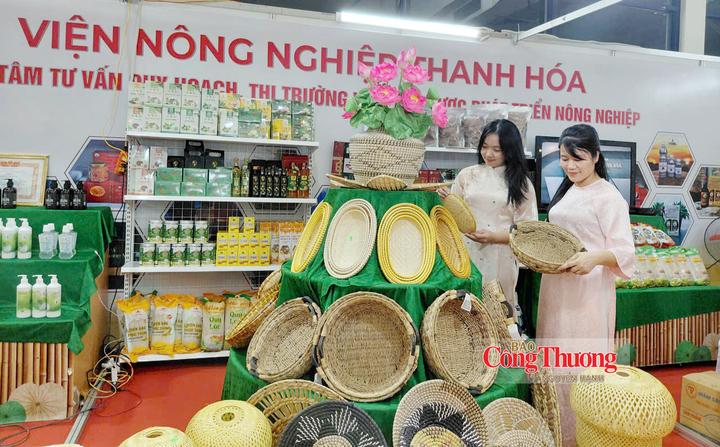 Viện Nông nghiệp Thanh Hóa giới thiệu nhiều sản phẩm làng nghề, sản phẩm OCOP và kết quả nghiên cứu khoa học của Viện.