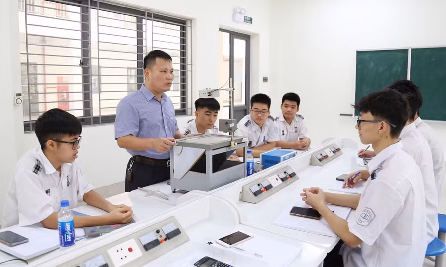 Giờ thực hành môn Vật lý tại Trường THPT Chuyên Bắc Giang (Ảnh TT).