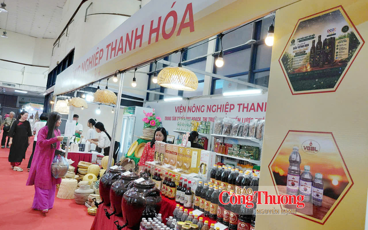 Khu gian hàng của Viện Nông nghiệp Thanh Hóa thu hút đông khách thăm quan, mua sắm.