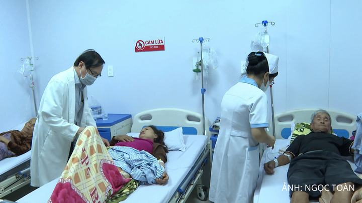 Số bệnh nhân ngộ độc sau khi ăn bánh mì đã tăng lên 135 ca, UBND tỉnh Quảng Ngãi đã có công văn chỉ đạo khẩn