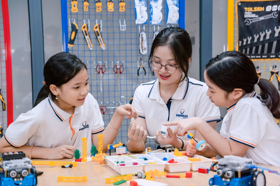 Cô trò Phenikaa School trong một hoạt động giáo dục STEM.