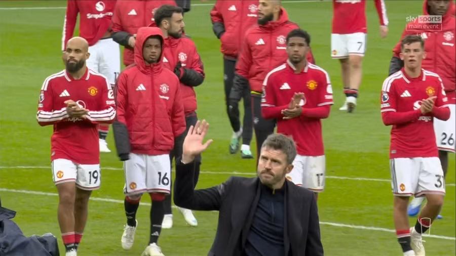 HLV Michael Carrick dường như đang nói lời tạm biệt với những người hâm mộ trung thành tại Old Trafford. Ảnh: SKY SPORTS. man-utd-9880.jpg