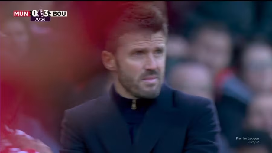 Vẻ mặt của HLV Michael Carrick trông như sắp khóc sau khi Bournemouth ghi bàn thắng thứ ba. Ảnh: PREMIER LEAGUE. man-utd-4964.jpg