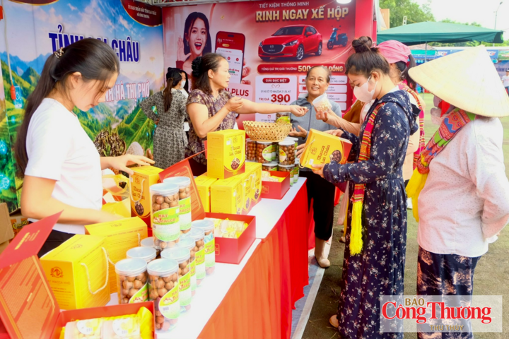 Sản phẩm mắc ca của Lai Châu được người tiêu dùng lựa chọn trong các hội chợ.