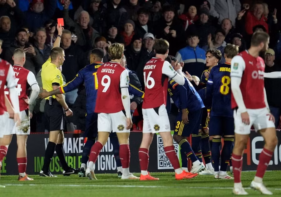 Tài năng trẻ Max Dowman của Arsenal lĩnh thẻ đỏ trực tiếp tại Cup liên đoàn Anh. Ảnh: Getty arsnal.jpg
