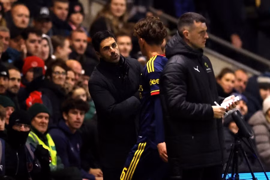 HLV Mikel Arteta nghiêm giọng trách mắng tiền vệ Max Dowman sau khi tài năng 16 tuổi nhận thẻ đỏ trong trận Arsenal gặp Fleetwood hôm 28/10 (giờ Hà Nội). Ảnh: Getty. arsnal-2300.jpg