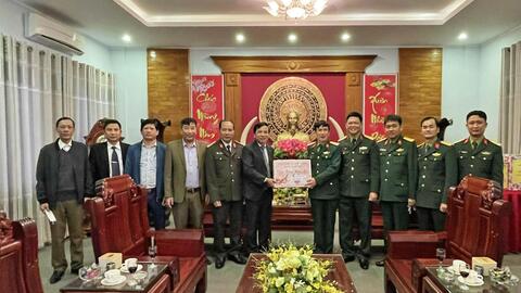 Phó Chủ tịch HĐND tỉnh tặng quà Tết tại huyện Nam Đàn và Hưng Nguyên