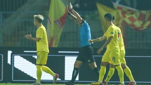HLV Park Hang-seo sẽ dẫn dắt U23 Việt Nam đấu Trung Quốc; Tỷ phú Abramovich ra giá bán Chelsea