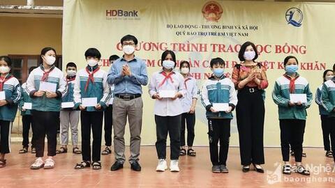 Trao 30 suất học bổng cho học sinh nghèo vượt  khó ở Tân Kỳ