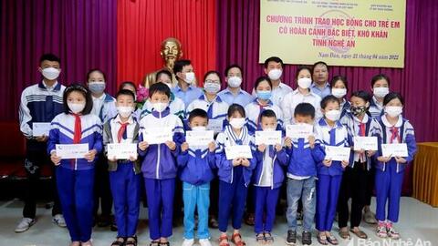 Trao 100 suất học bổng cho trẻ em đặc biệt khó khăn huyện Nam Đàn