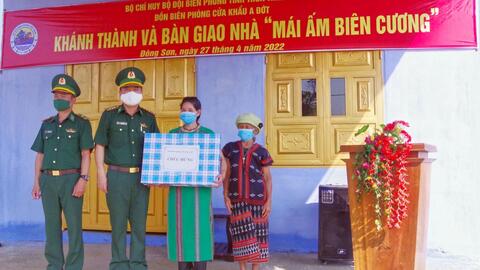 Bàn giao nhà “Mái ấm biên cương” cho hộ nghèo A Lưới