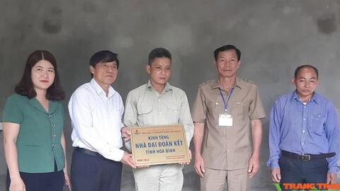 Hoà Bình: Bàn giao nhà đại đoàn kết cho hộ nghèo