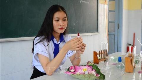 Nguyễn Thị Diệu Hiền - Nữ sinh Đồng Tháp làm son môi từ hoa sen