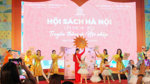 Nhiều cuốn sách bổ ích được giới thiệu bằng phương pháp sân khấu hóa