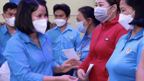 Bình Dương: Tặng 7.700 vé tàu xe cho công nhân về quê ăn Tết