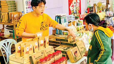 Quy tụ hàng trăm mặt hàng nông sản, đặc sản địa phương 