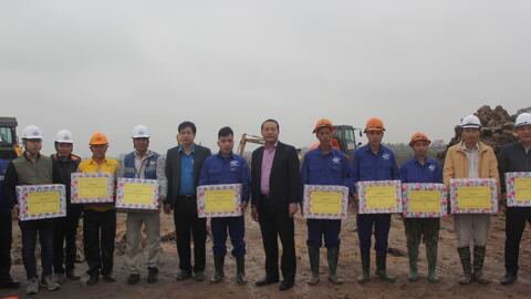 Công đoàn GTVT thăm, tặng quà cho công nhân đang thi công cao tốc Bắc - Nam qua Hà Tĩnh