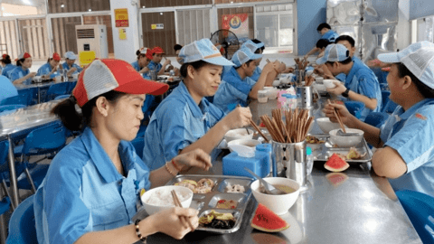 Nâng chất lượng bữa ăn ca cho công nhân lao động