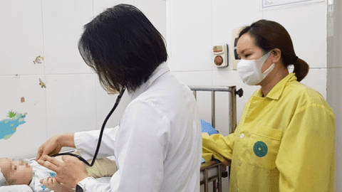 1 trẻ mắc vi rút hợp bào hô hấp có thể lây cho 5 trẻ khác