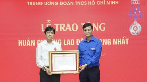 Nhà báo Nguyễn Huy Lộc được trao Huân chương Lao động hạng Nhất