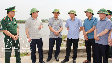 Đồng chí Nguyễn Khắc Thận, Phó Bí thư Tỉnh ủy, Chủ tịch UBND tỉnh kiểm tra công tác phòng, chống bão số 1 tại Tiền Hải, Thái Thụy
