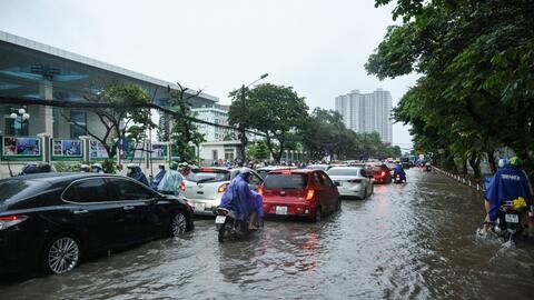 Hà Nội: Người dân hạn chế ra đường trong thời gian bão Talim đổ bộ
