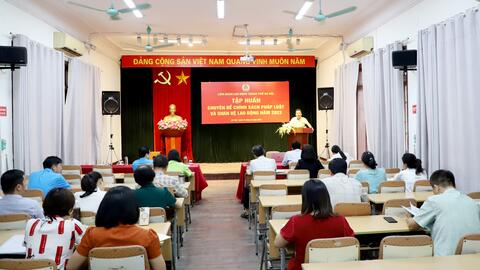 Nâng cao hiểu biết cho cán bộ Công đoàn về Luật Lao động và Luật Thực hiện dân chủ ở cơ sở