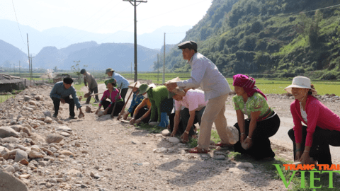 Bà con các dân tộc vùng cao Ngọc Chiến (Mường La) chung tay xây dựng "miền quê cổ tích"