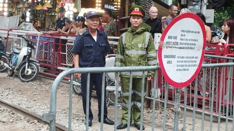 Công an phường Điện Biên nỗ lực xử lý vi phạm tại phố "cà phê đường tàu"