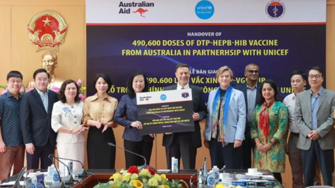 Tiếp nhận 490.600 liều vaccine 5 trong 1 từ Australia