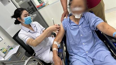 Chó nhà hàng xóm cắn, cụ bà phải khâu gần 70 mũi