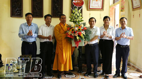 Đồng chí Nguyễn Tiến Thành, Phó Bí thư thường trực Tỉnh ủy, Chủ tịch HĐND tỉnh chúc mừng các chức sắc, Phật tử nhân dịp đại lễ Phật đản