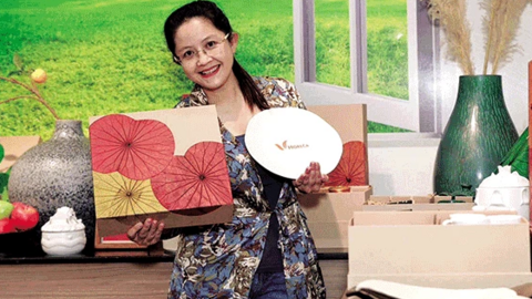 Làm giấy từ thân sen 