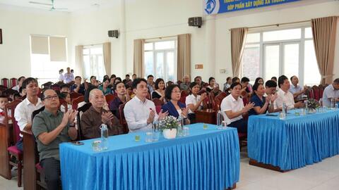 Trao yêu thương tới học sinh vùng lũ Trung Châu