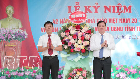 Đồng chí Nguyễn Khắc Thận, Phó Bí thư Tỉnh ủy, Chủ tịch UBND tỉnh chúc mừng ngày Nhà giáo Việt Nam tại Trường Tiểu học và THCS Đông Vinh