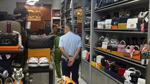 Long An: Tạm giữ hàng trăm túi xách, đồng hồ “nhái” các thương hiệu xa xỉ