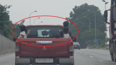 Hà Nội: Xử phạt tài xế xe bán tải chở nhiều trẻ em trên thùng xe