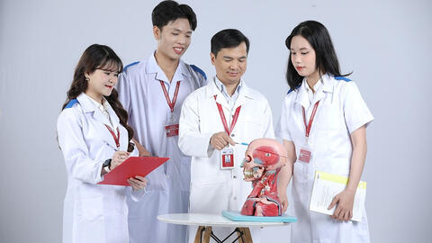 Học Y ở trường nghề: 'Lối tắt' đến thành công?