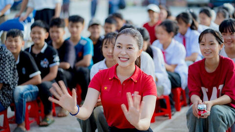 Hoa hậu Kiều Duy trao tặng tủ thuốc cho trẻ em miền núi