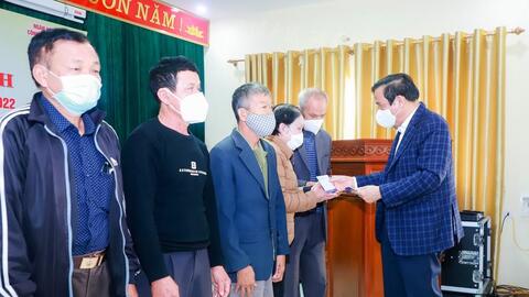 ​Chủ tịch Hội Người cao tuổi Việt Nam trao tặng quà Tết tại Nghệ An